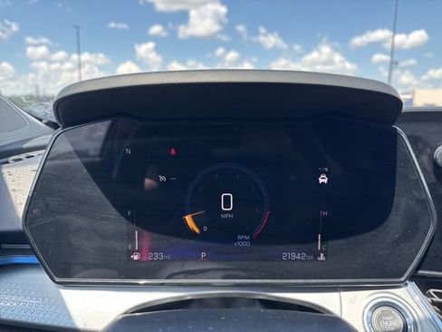 Used 2025 Chevrolet Trax LT w/ LT Convenience Package FWD image 9