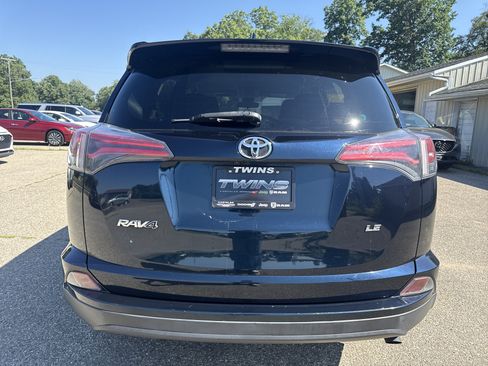 Used 2018 Toyota RAV4 LE FWD image 4
