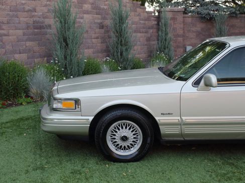 Used 1997 Lincoln Town Car Signature RWD image 32