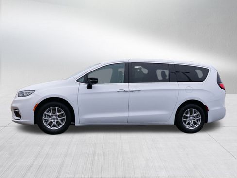 Used 2024 Chrysler Pacifica Touring-L image 6