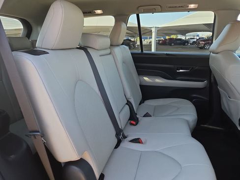 Certified 2024 Toyota Grand Highlander FWD image 17