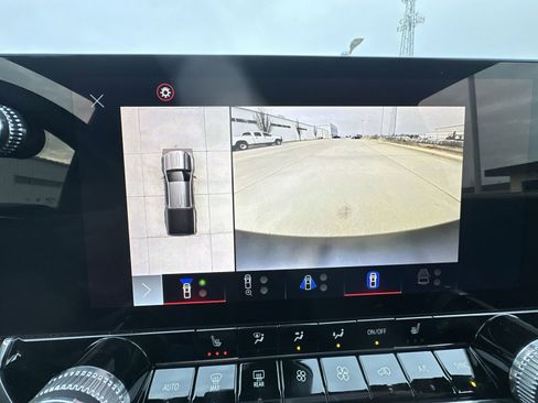 Used 2024 GMC Canyon AT4 w/ Technology Package image 15