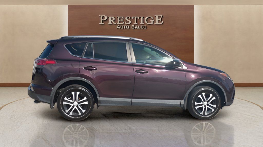 Used 2018 Toyota RAV4 LE FWD image 31