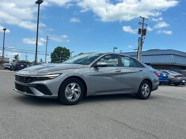 Certified 2024 Hyundai Elantra SE FWD image 5