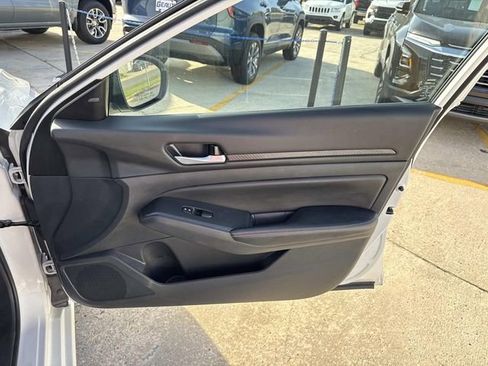 Used 2025 Nissan Altima 2.5 SV FWD image 29