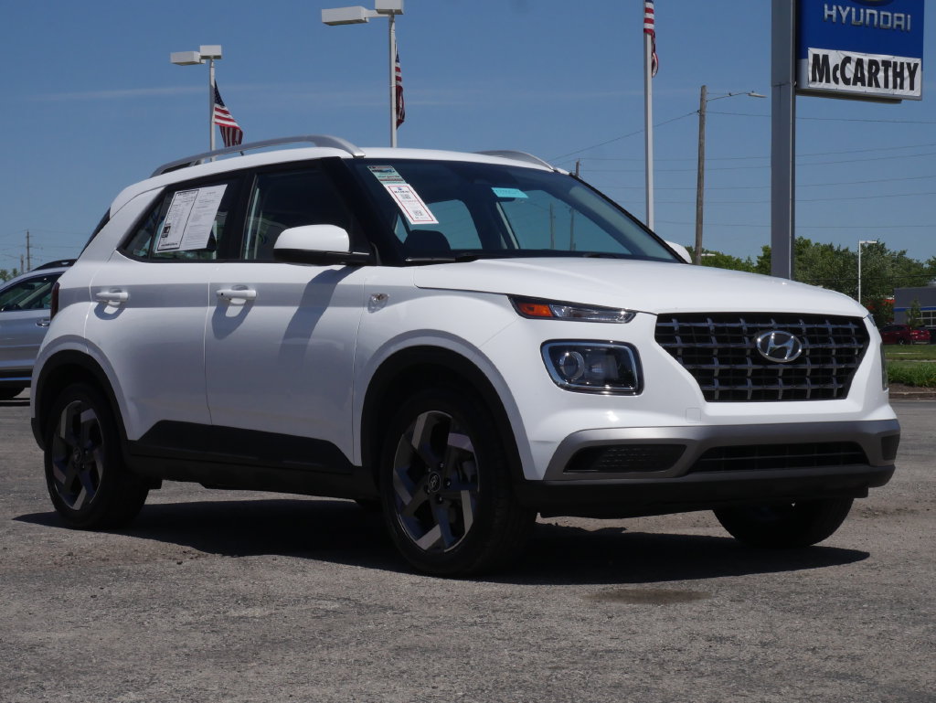 Used 2025 Hyundai Venue SEL FWD image 2