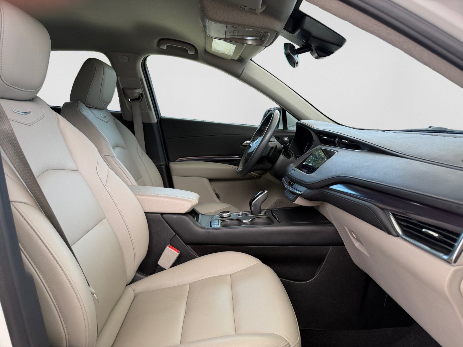 Used 2023 Cadillac XT4 Luxury w/ Cold Weather Package FWD image 16