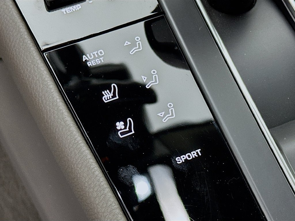 Certified 2025 Porsche Macan AWD/4WD image 23
