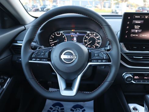 Used 2025 Nissan Altima 2.5 SR w/ SR Premium Package image 23