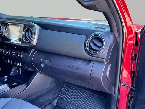 Certified 2018 Toyota Tacoma TRD Off-Road AWD/4WD image 19