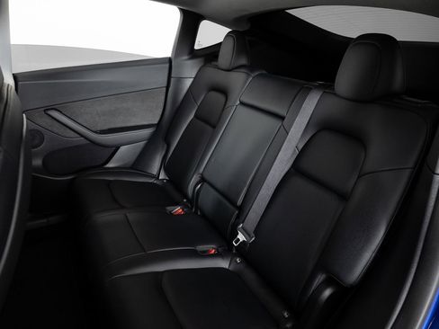 Used 2021 Tesla Model Y Long Range image 17