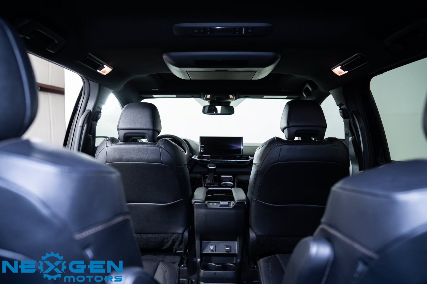 Used 2025 Toyota Sienna XLE Woodland Edition AWD/4WD image 30
