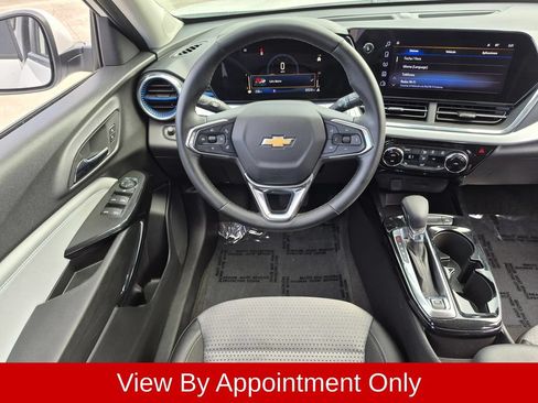 Used 2025 Chevrolet Trax LT w/ LT Convenience Package FWD image 23