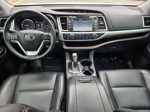 Used 2019 Toyota Highlander XLE image 10
