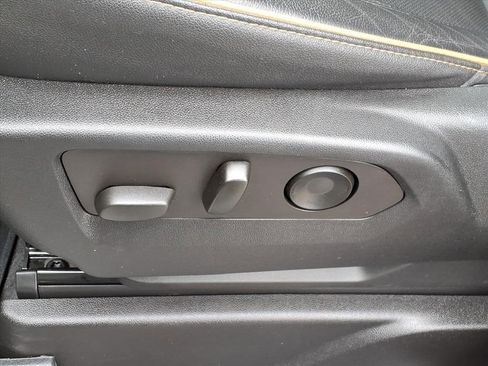 Used 2022 GMC Yukon AT4 w/ Technology Package image 19