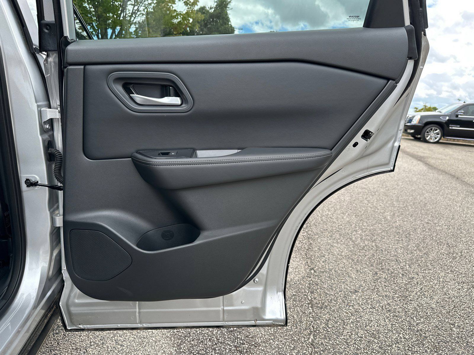 Used 2025 Nissan Rogue SV FWD image 17