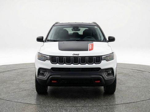 Used 2025 Jeep Compass Trailhawk AWD/4WD image 2