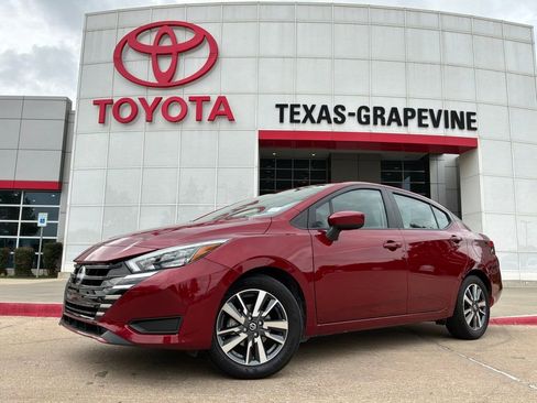 Used 2025 Nissan Versa SV FWD image 2