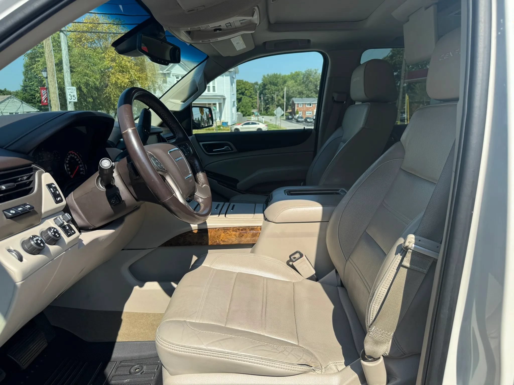 Used 2015 GMC Yukon Denali w/ Touring Package AWD/4WD image 23