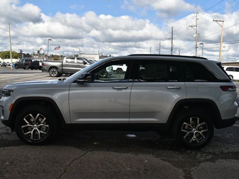New 2025 Jeep Grand Cherokee Limited w/ Trailer Tow Package image 8