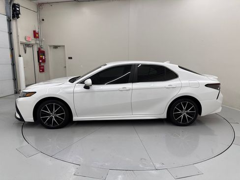 Used 2024 Toyota Camry SE FWD image 3