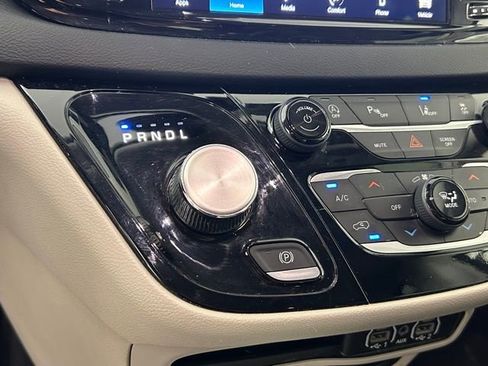 Used 2023 Chrysler Pacifica Touring-L FWD image 26