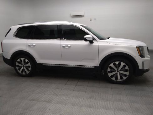 Used 2022 Kia Telluride EX w/ EX Premium Package FWD image 11