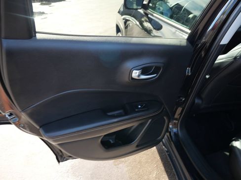 Used 2018 Jeep Compass Latitude w/ Cold Weather Group AWD/4WD image 17