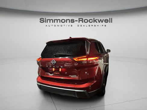 Used 2025 Nissan Rogue SV image 7