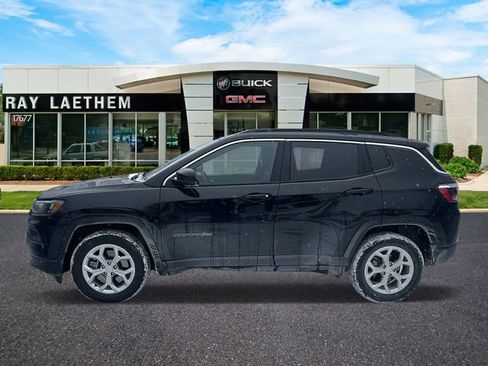 Used 2024 Jeep Compass Latitude image 2