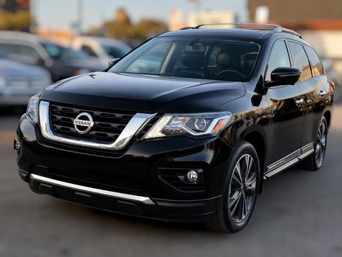 Used 2017 Nissan Pathfinder Platinum w/ Family Entertainment Package AWD/4WD image 1