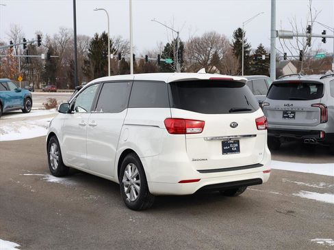 Used 2017 Kia Sedona LX image 4