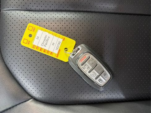 Used 2024 Chrysler Pacifica Touring-L FWD image 38