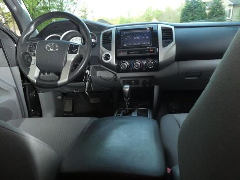 Used 2015 Toyota Tacoma w/ SR5 Package image 8