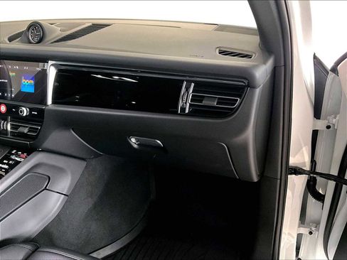 Used 2025 Porsche Macan image 23