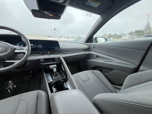 Used 2025 Hyundai Elantra SEL image 33