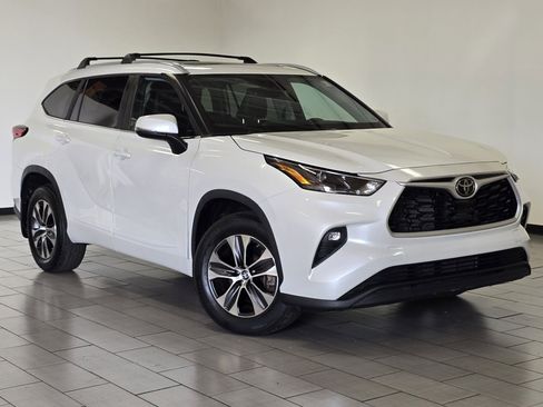 Used 2023 Toyota Highlander XLE AWD/4WD image 2
