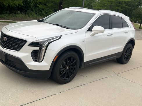 Used 2022 Cadillac XT4 Luxury w/ Cold Weather Package image 5