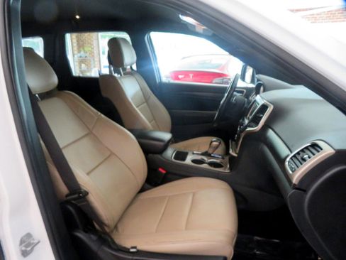 Used 2017 Jeep Grand Cherokee Laredo image 25