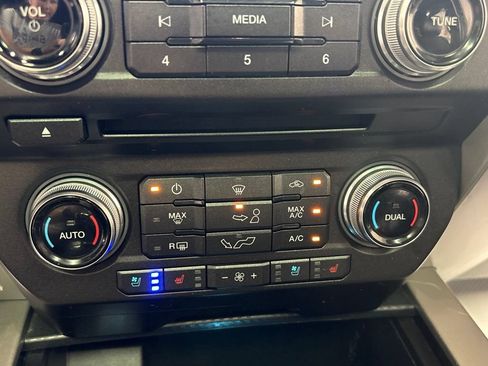 Used 2018 Ford F150 Lariat w/ Equipment Group 502A Luxury AWD/4WD image 21