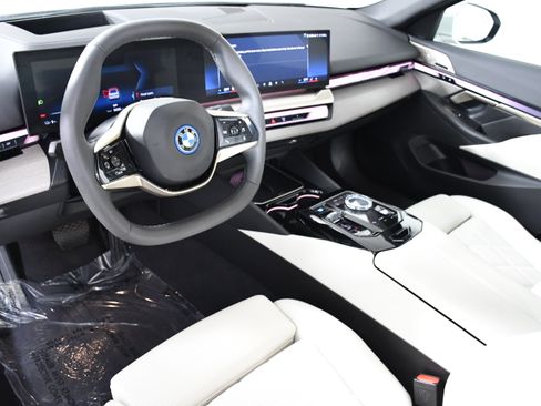 Used 2025 BMW i5 eDrive40i w/ Executive Package image 21