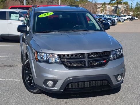 Used 2019 Dodge Journey SE w/ Connectivity Group image 2