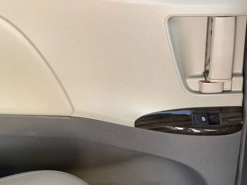 Used 2015 Toyota Sienna XLE Premium image 19