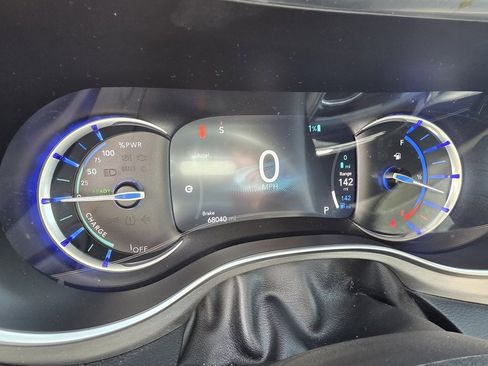 Used 2021 Chrysler Pacifica Limited w/ Uconnect Theater Family Group image 12