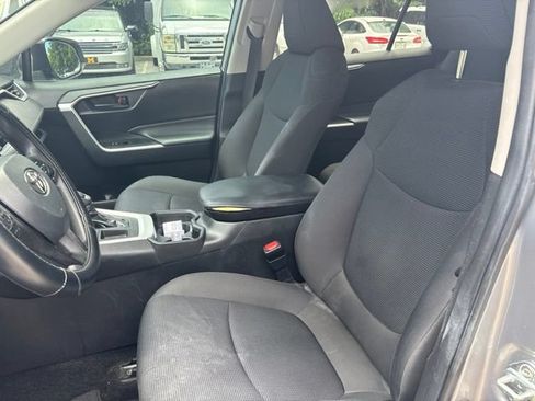 Used 2021 Toyota RAV4 LE FWD image 6