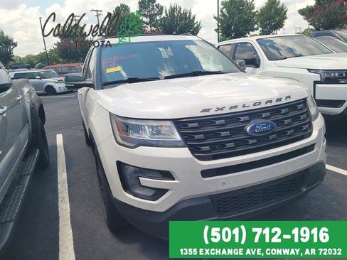 Used 2017 Ford Explorer XLT w/ Equipment Group 202A FWD image 4