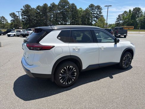 Used 2025 Nissan Rogue SL w/ Tech Package FWD image 8