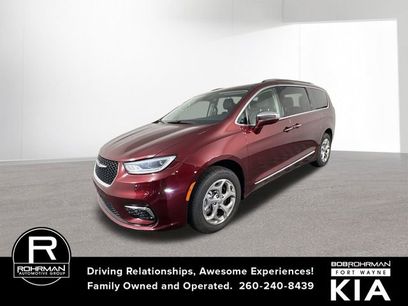 Used 2021 Chrysler Pacifica Limited w/ Uconnect Theater Family Group