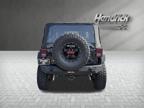 Used 2018 Jeep Wrangler Sport w/ Connectivity Group AWD/4WD image 9