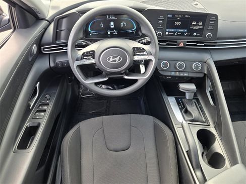Certified 2025 Hyundai Elantra SE image 13